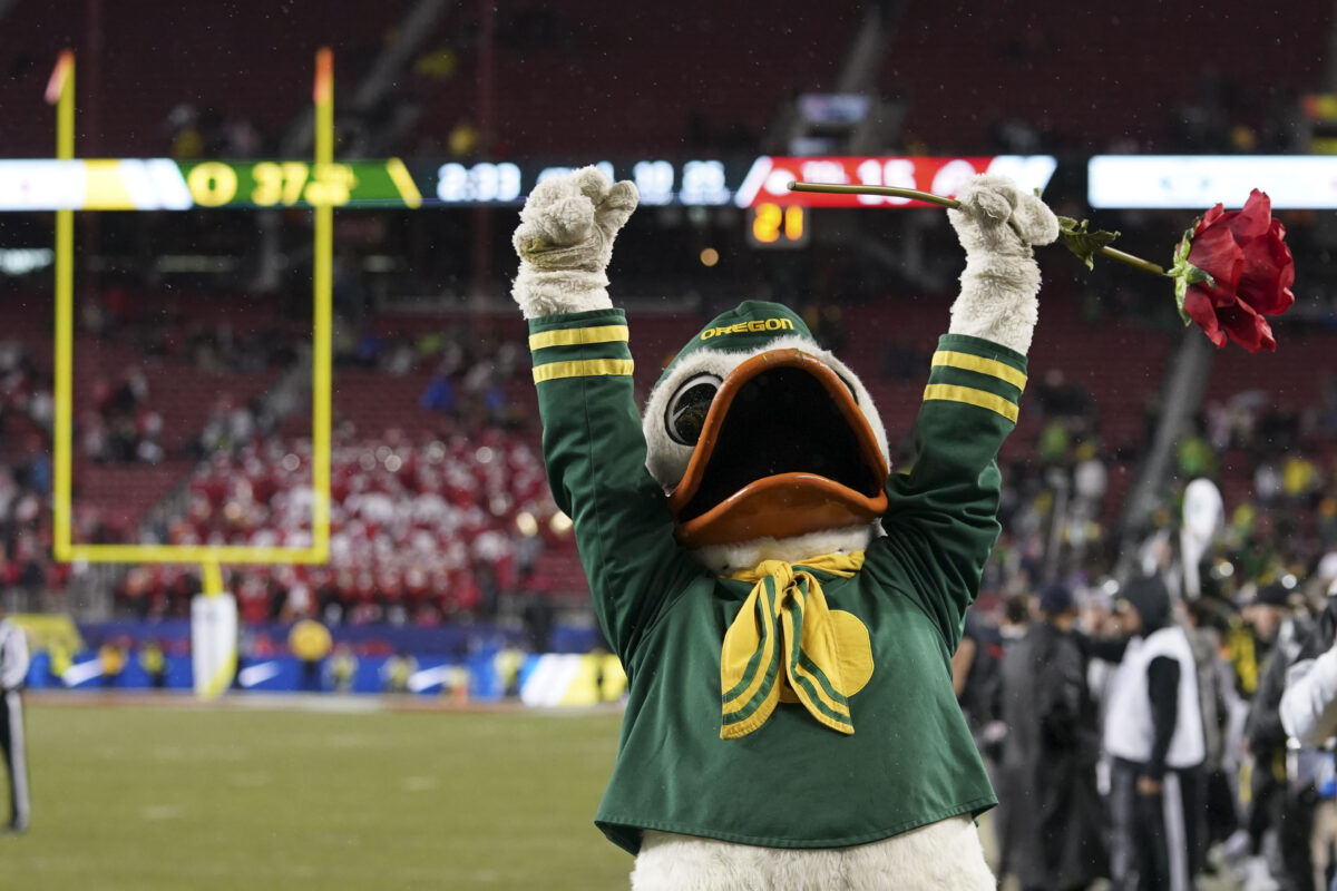 Twitter reaction to Oregon joining the Big Ten Conference as Pac-12 dies