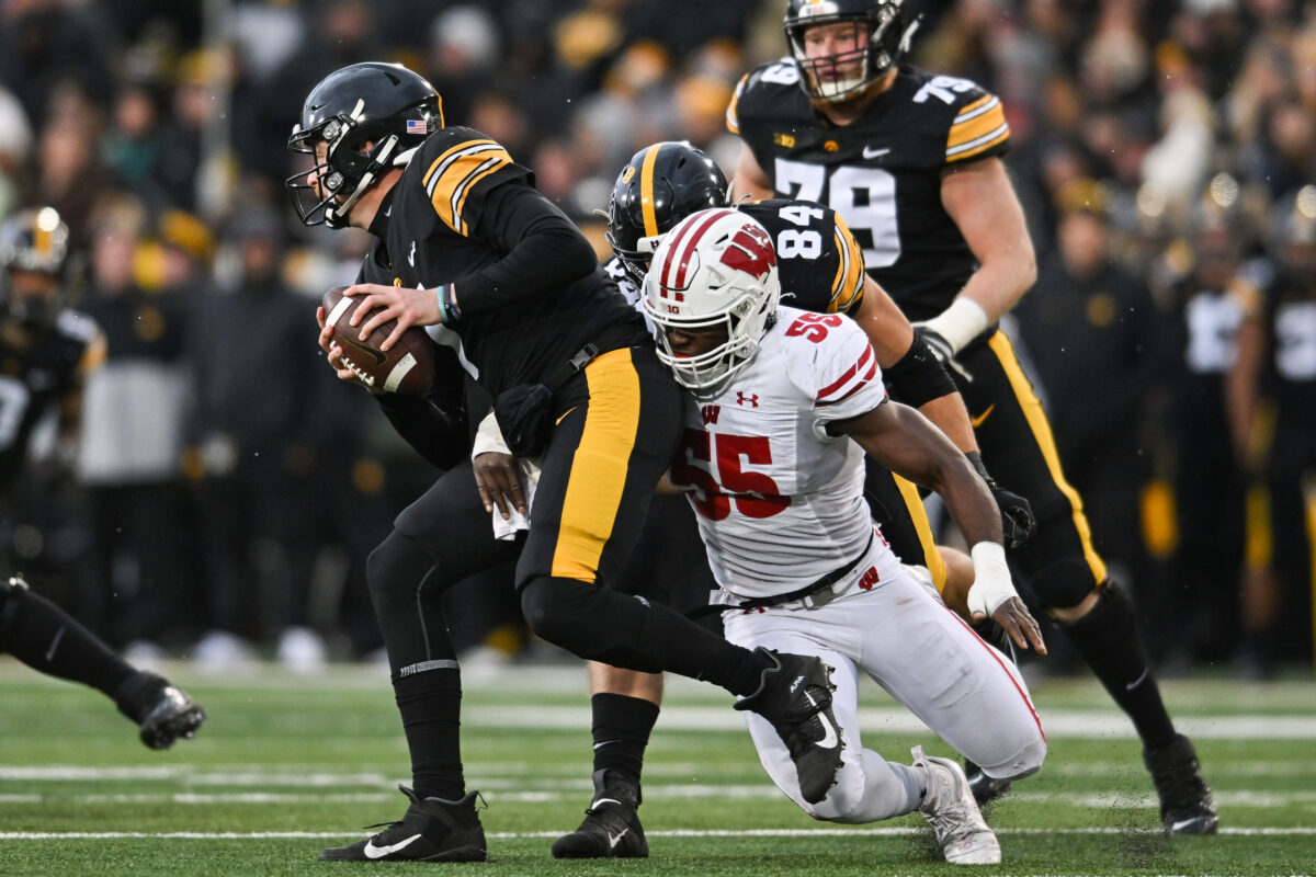 Wisconsin starting linebacker, defensive leader dealing with a hand injury