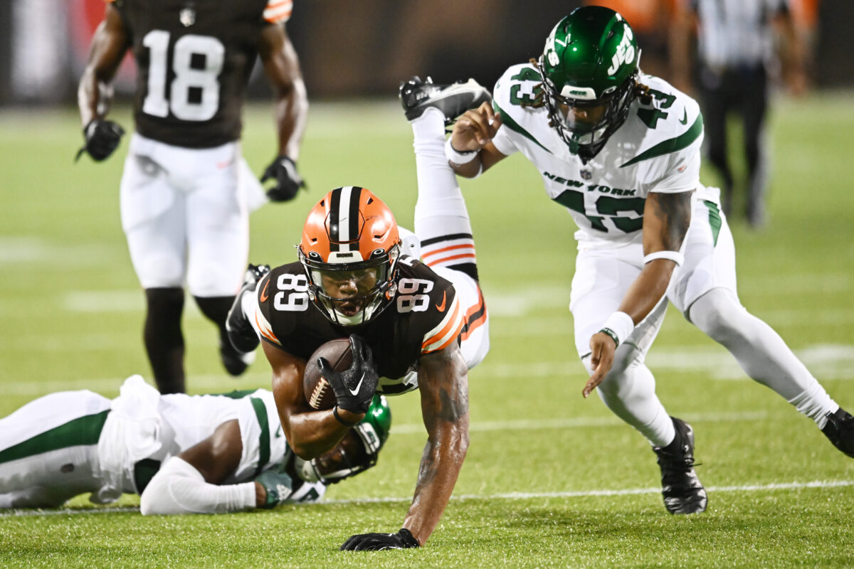 WATCH: Cedric Tillman mosses Eagles defender during joint practice