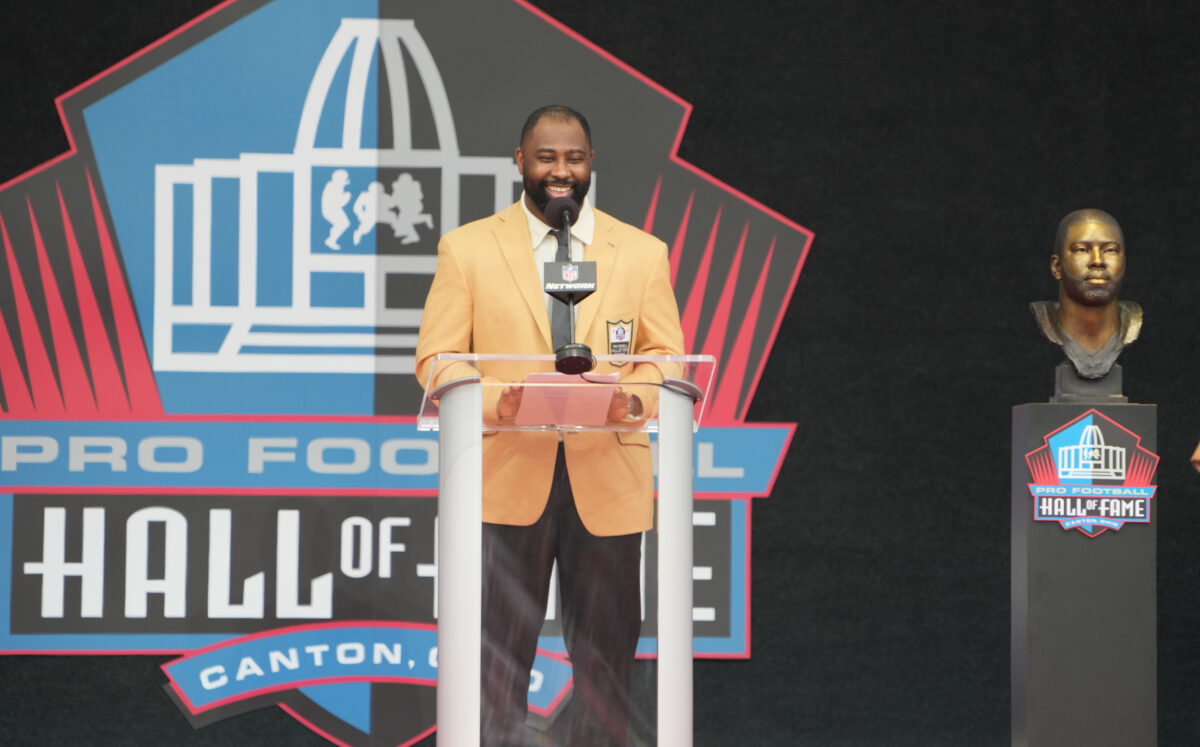 Darrelle Revis hysterically recalled Jets fans who burned his jersey after he joined Patriots in Hall of Fame speech