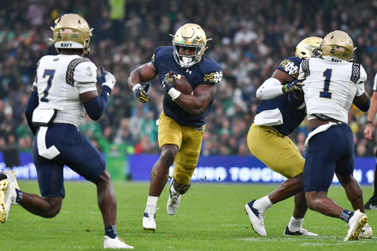 Notre Dame cruises past Navy 42-3