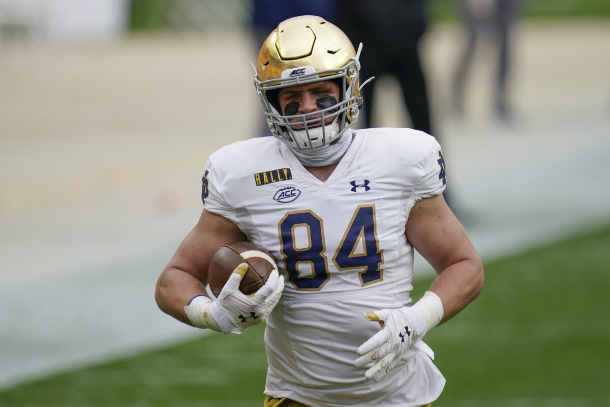 Notre Dame football loses two players for the season to ACL tears
