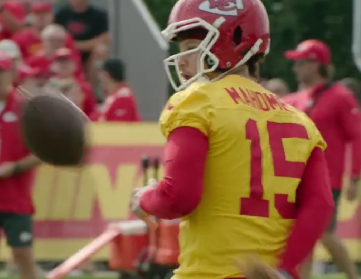 Patrick Mahomes absolutely nailing a behind-the-back pass in training camp stunned NFL fans