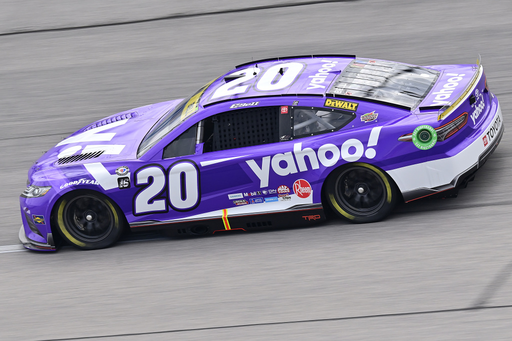 Bell stays fast and motors to Southern 500 pole at Darlington