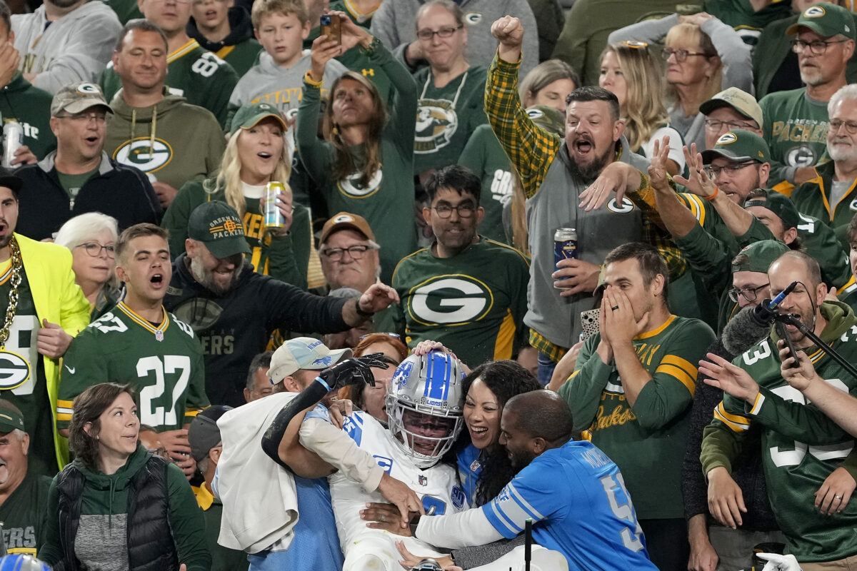 Amon-Ra St. Brown gets beer bath from Packers fan after TD catch
