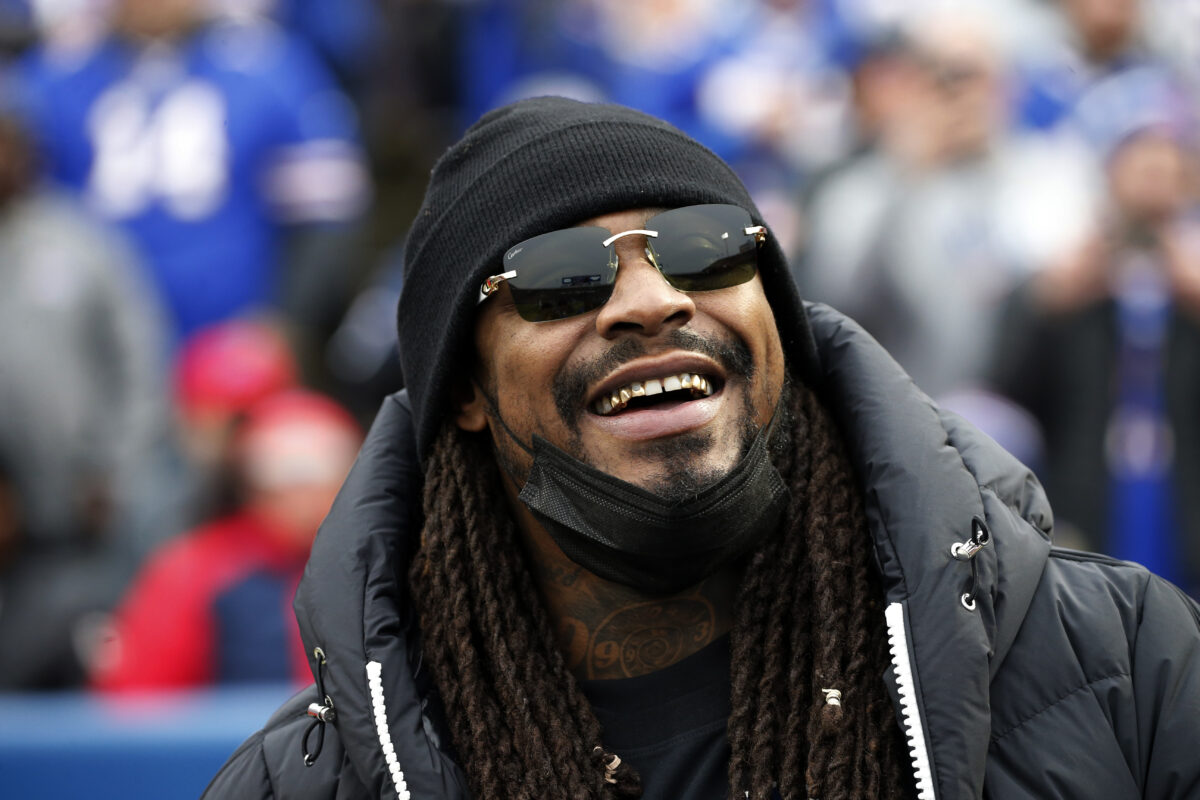 Marshawn Lynch hanging out with Amish people is as hilarious as you think (video)