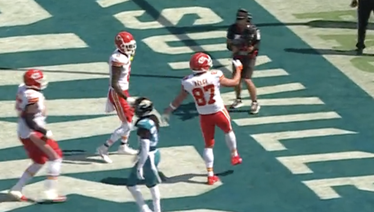 Ian Eagle worked those Taylor Swift-Travis Kelce dating rumors into a perfect touchdown call