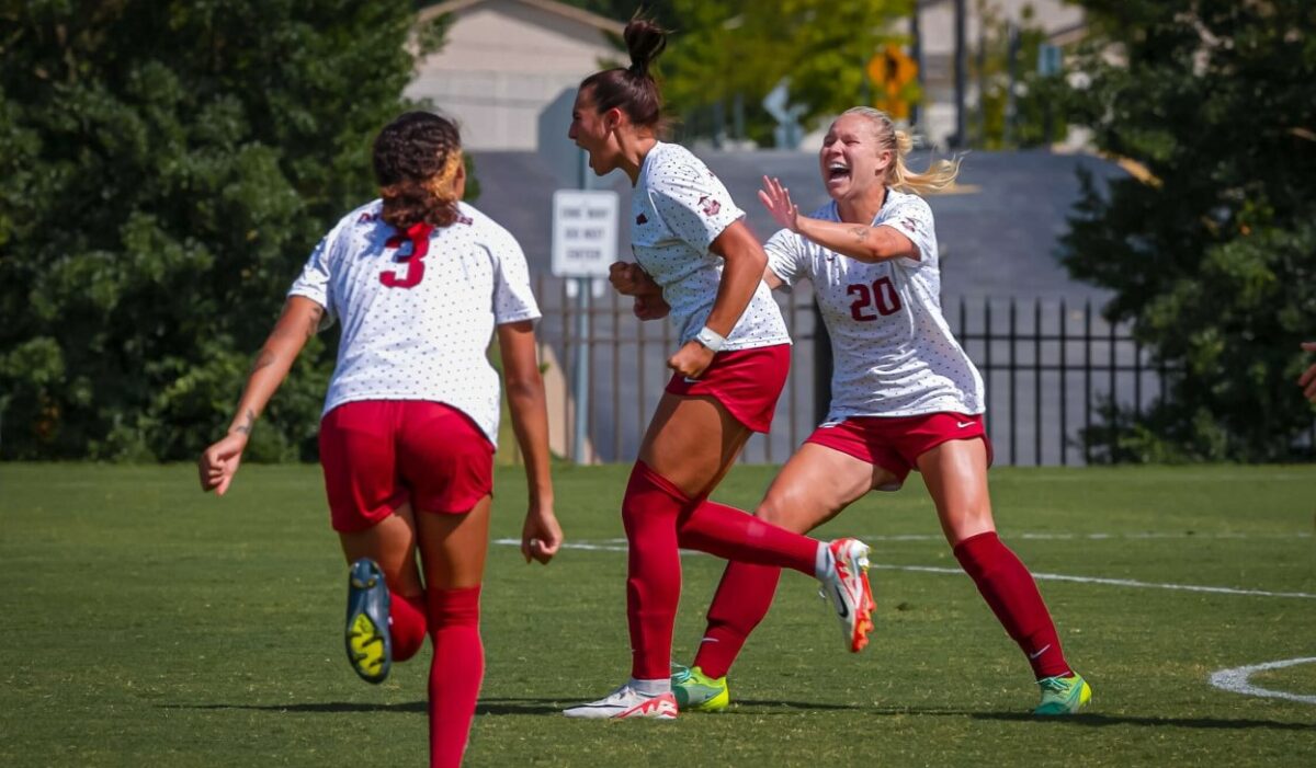 Freshman scores with 26 seconds left, lifting Hogs soccer to 3-2 win