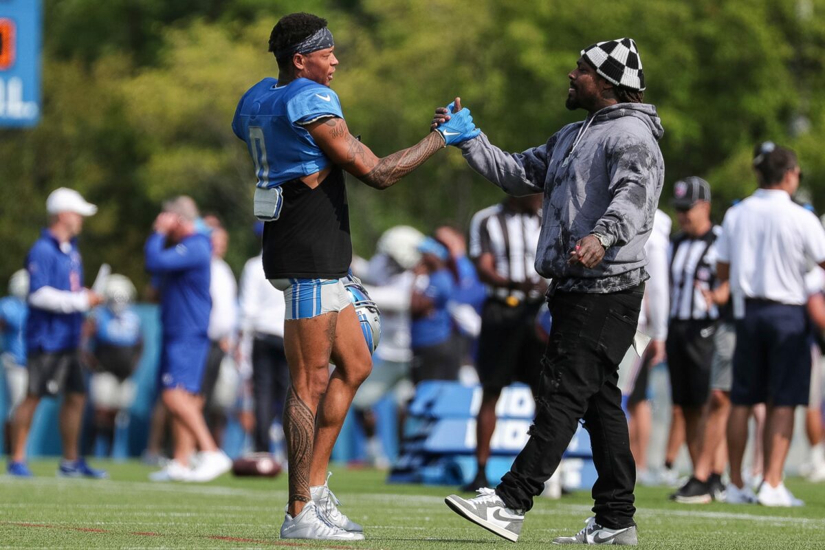 Marshawn Lynch watches film with Barry Sanders