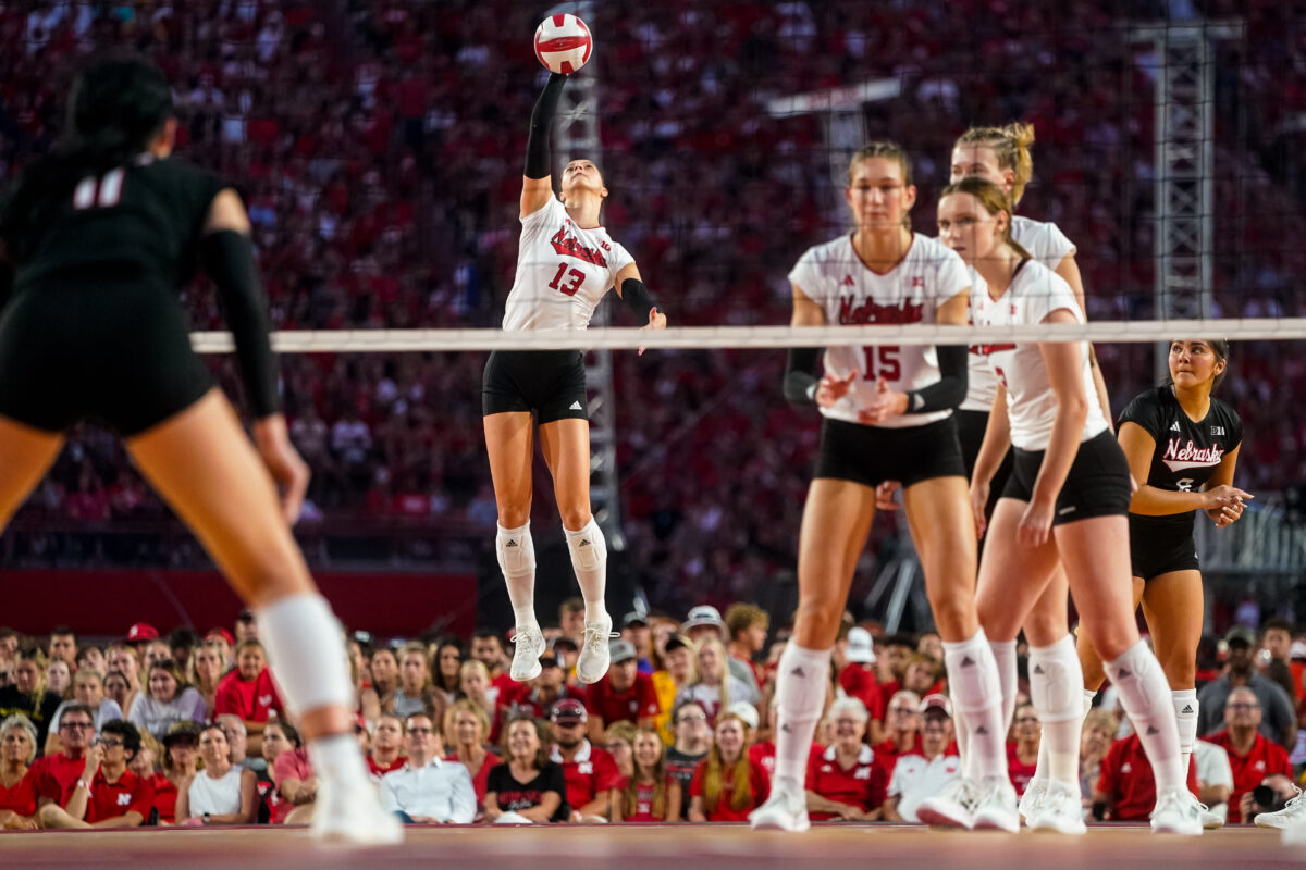 Husker volleyball dominates in sweep over Long Beach State