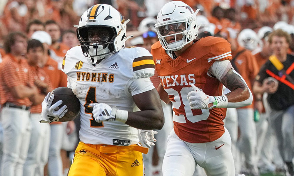 Wyoming Crumbles in Fourth Quarter, Texas Prevail 31-10