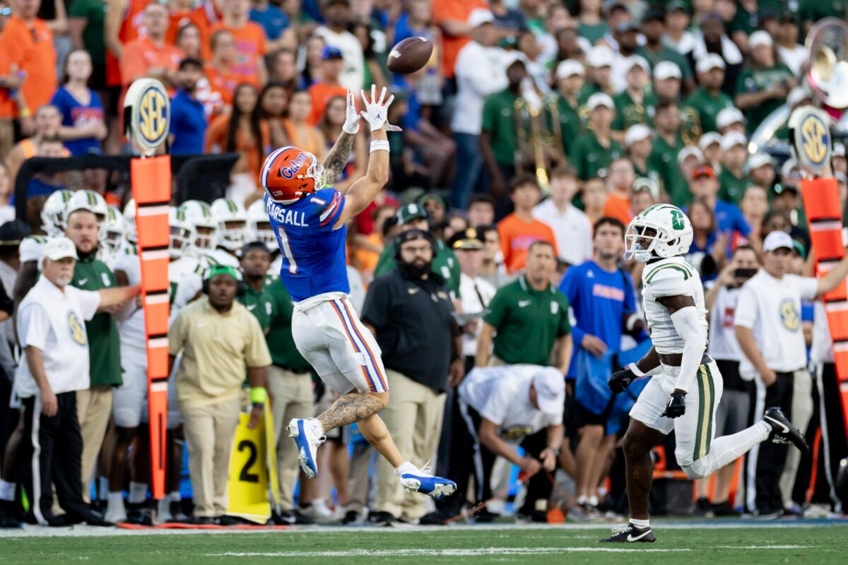 Florida’s Ricky Pearsall holds football despite being crushed after amazing catch