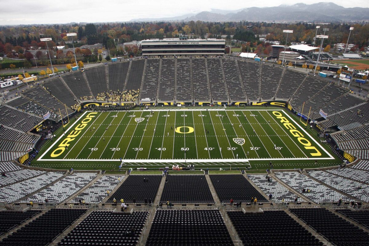 Duck fans, former players react to Colorado player scuffing up midfield logo at Autzen