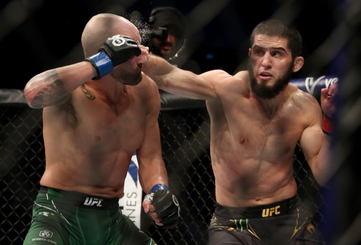 UFC free fight: Islam Makhachev edges Alexander Volkanovski in champ vs. champ showdown