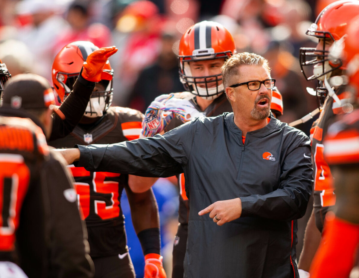 LOOK: Former Browns defensive coordinator Gregg Williams parties in the Muni Lot with fans
