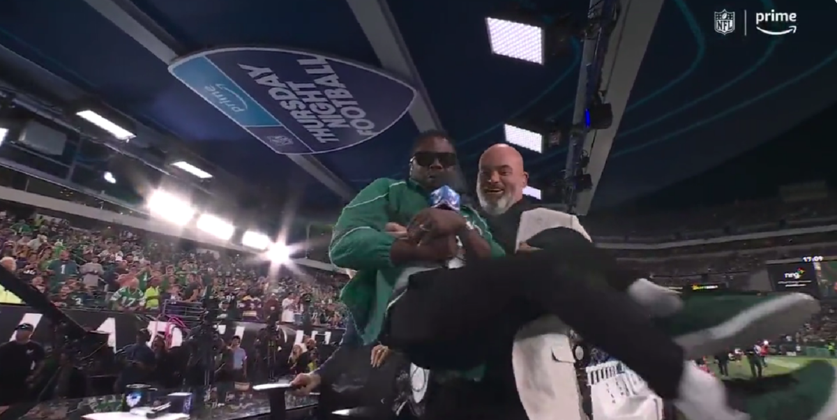 Andrew Whitworth hilariously carried Kevin Hart off the Thursday Night Football set and made it look so easy