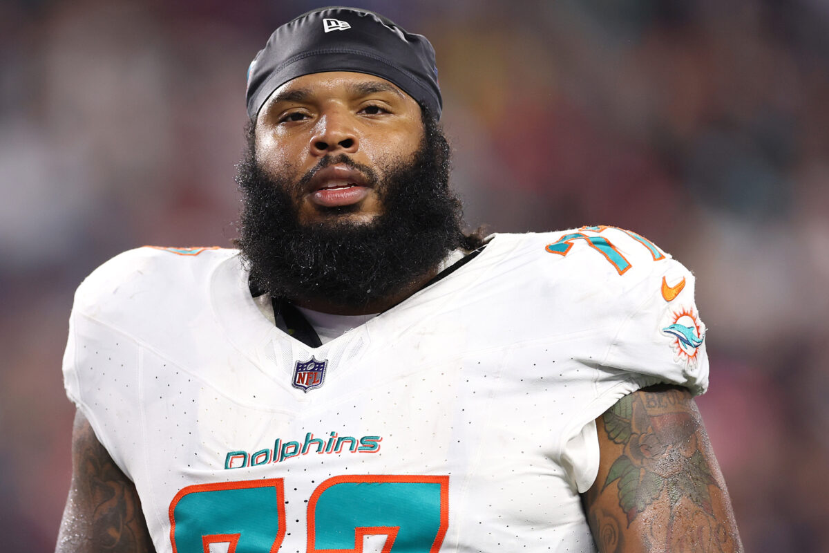 Dolphins LG Isaiah Wynn leaves game vs. Eagles with injury