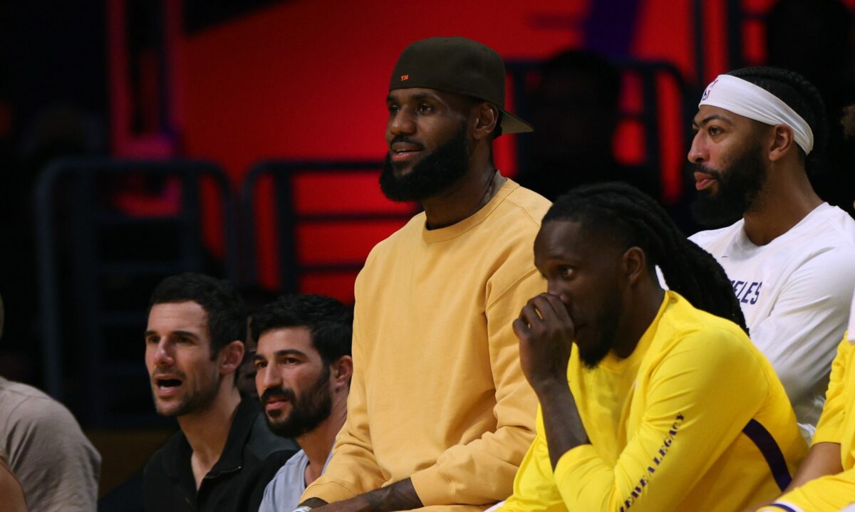 Michael Cooper criticizes LeBron James for eating on the bench during a game