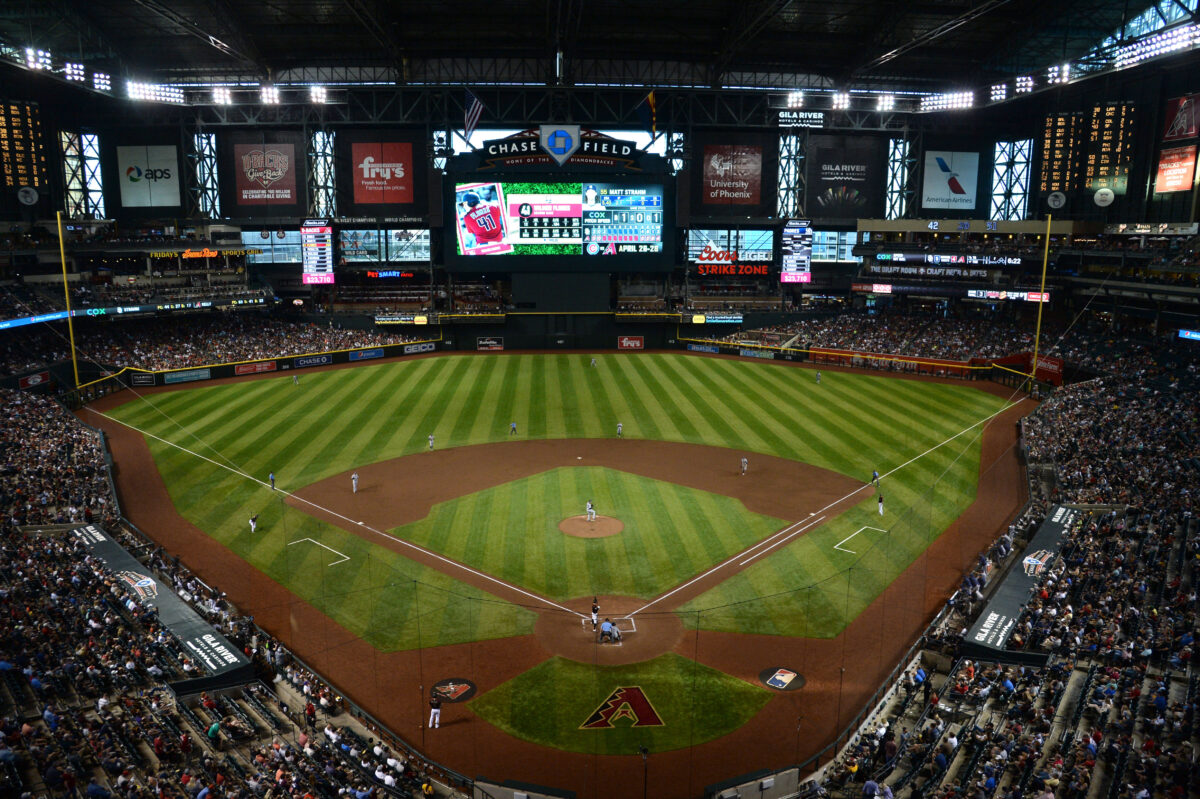 What’s going on with the roof at the Diamondbacks’ stadium?