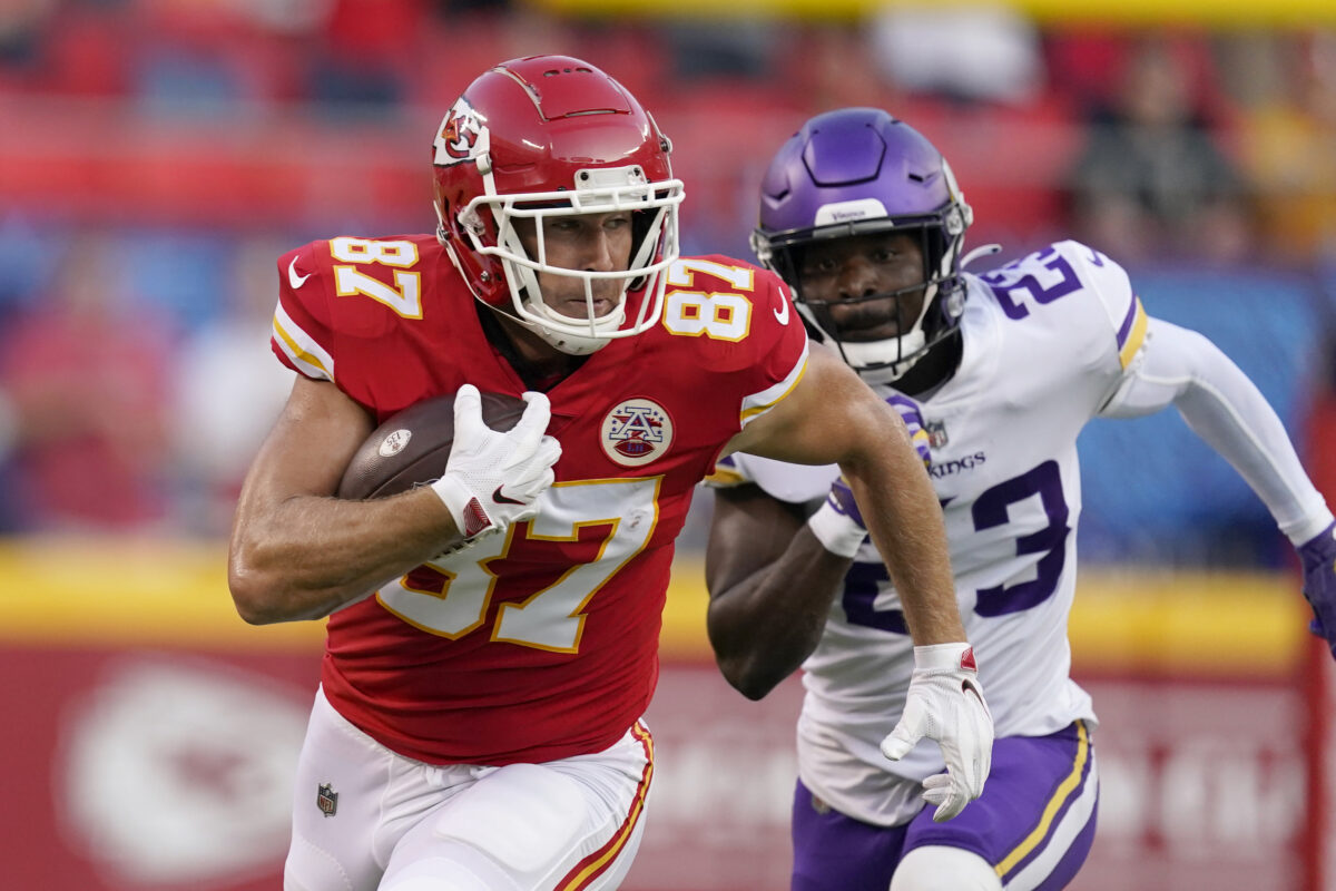 Travis Kelce leaves game with non-contact injury
