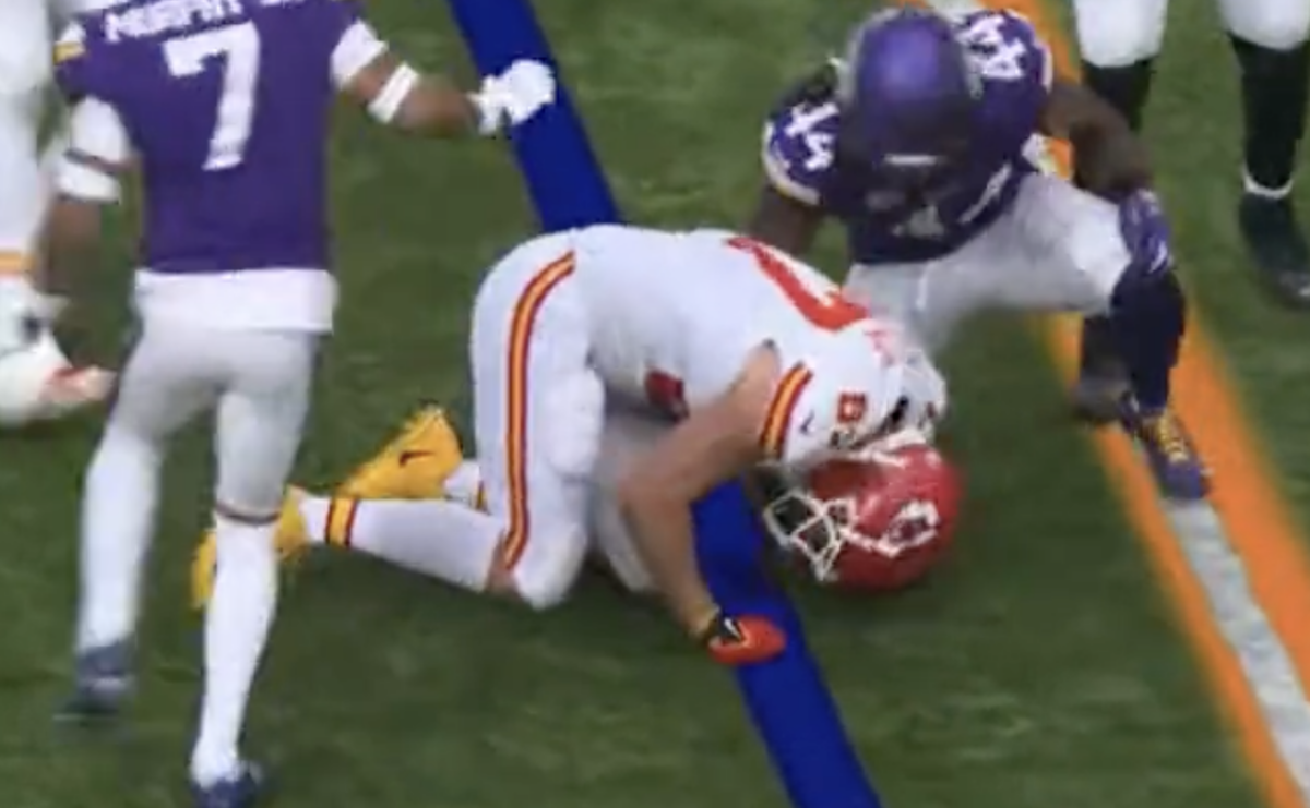 Tony Romo was incredibly melodramatic reacting to Travis Kelce’s possible injury