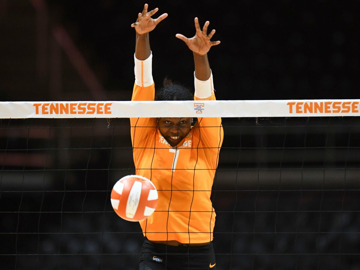 No. 10 Tennessee defeats No. 22 Auburn in four sets