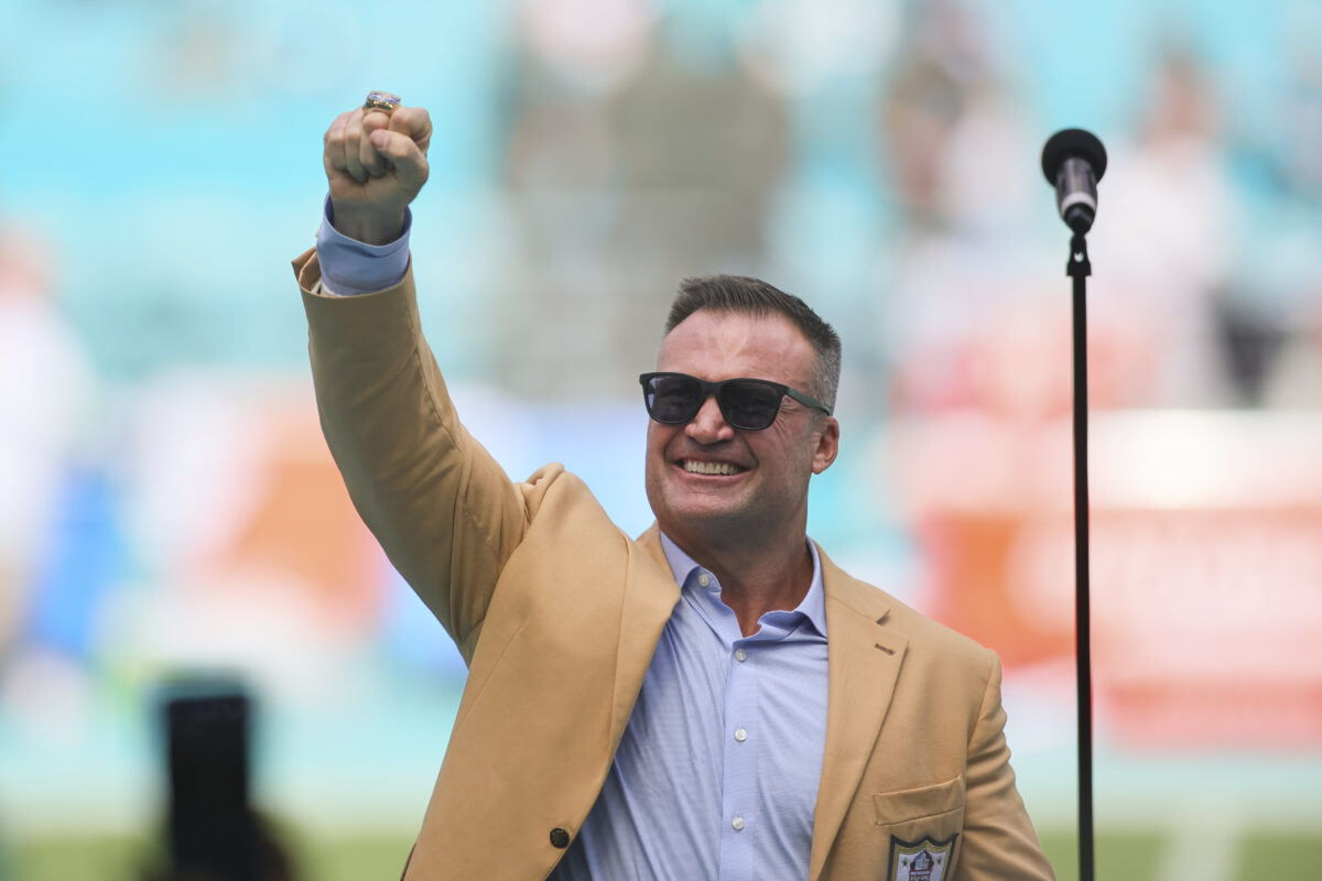 WATCH: Legendary Dolphins LB Zach Thomas receives Hall of Fame ring at halftime on Sunday