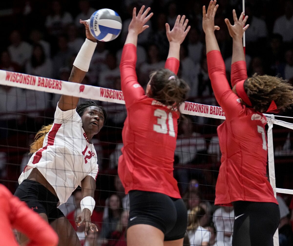 Badgers Volleyball remains undefeated, extends historic streak
