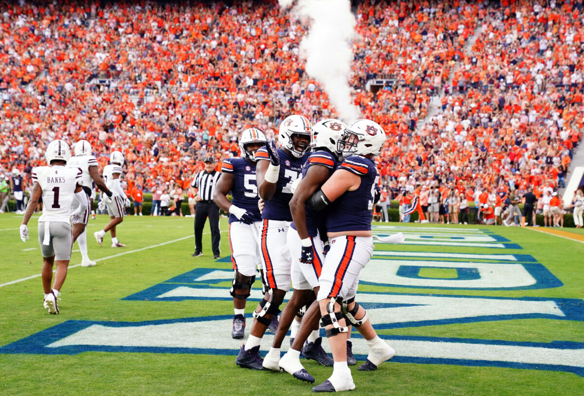 Auburn linemen Gunner Britton and Connor Lew named to SEC team of the week