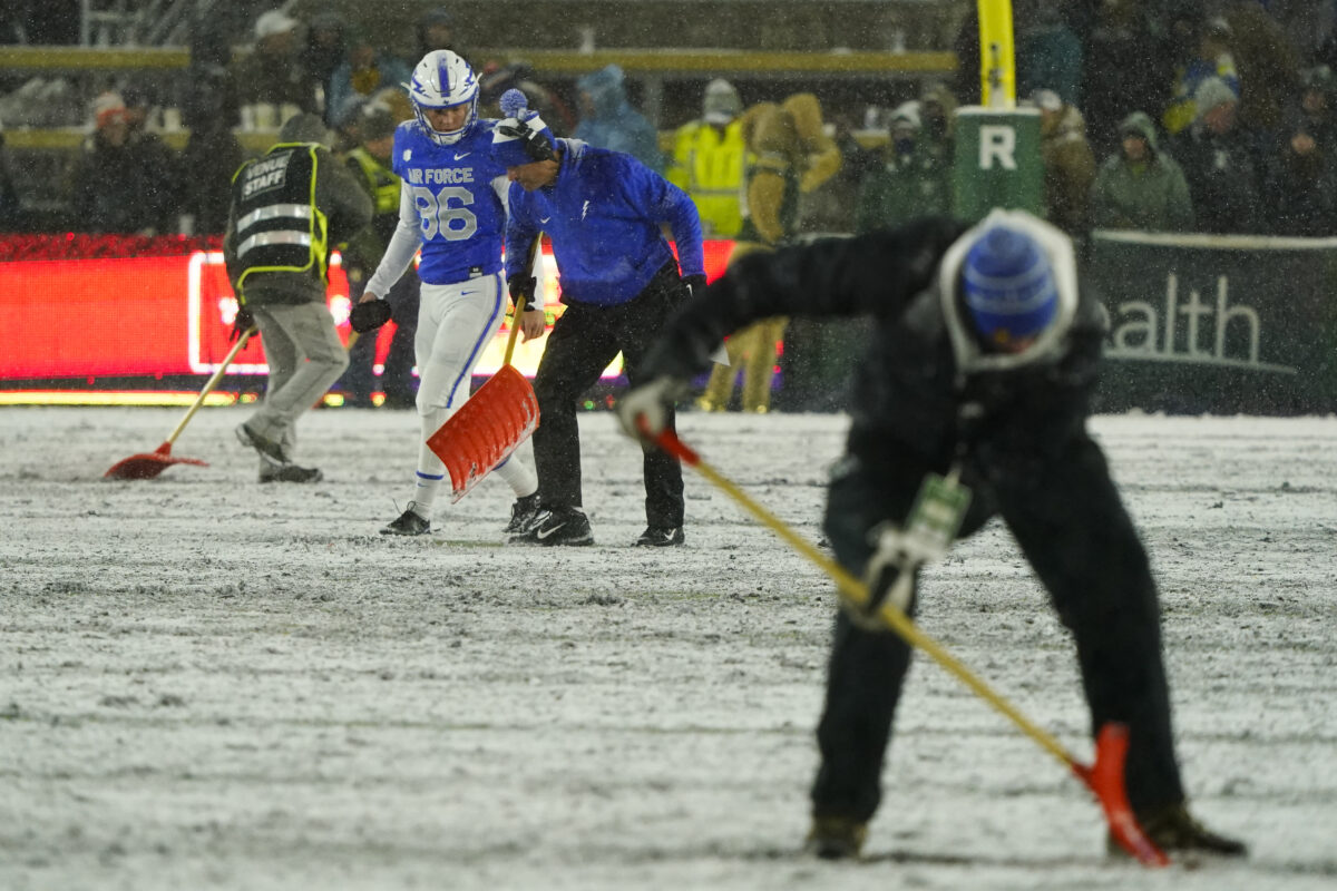 Colorado State hit with unsportsmanlike penalty when fans throw snowballs