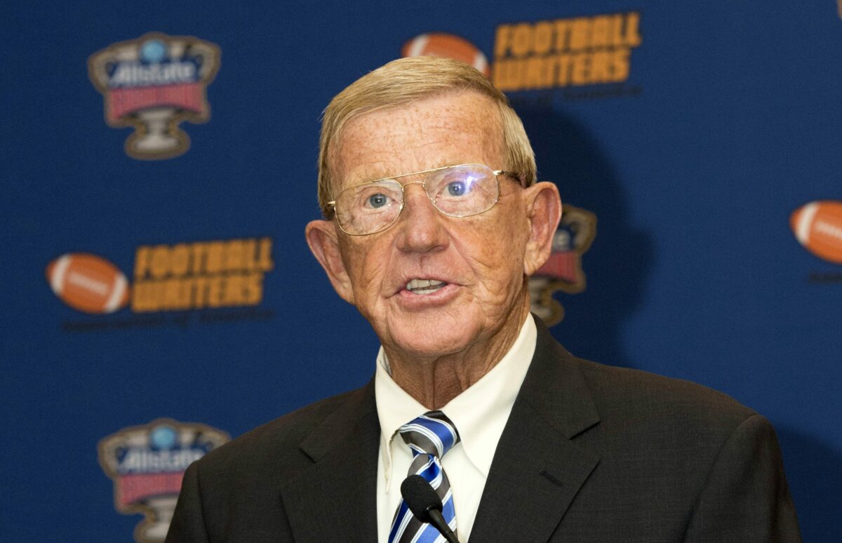 Lou Holtz votes Tennessee in top 15 after defeating South Carolina