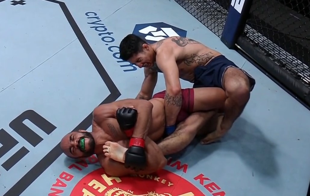 DWCS 65 video: Victor Hugo cranks on nasty kneebar for second-round submission win
