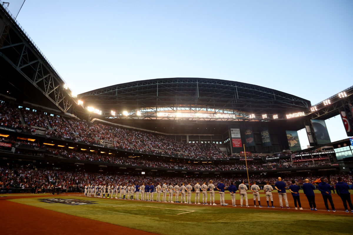What’s going on with the roof at the Diamondbacks’ stadium for the World Series?