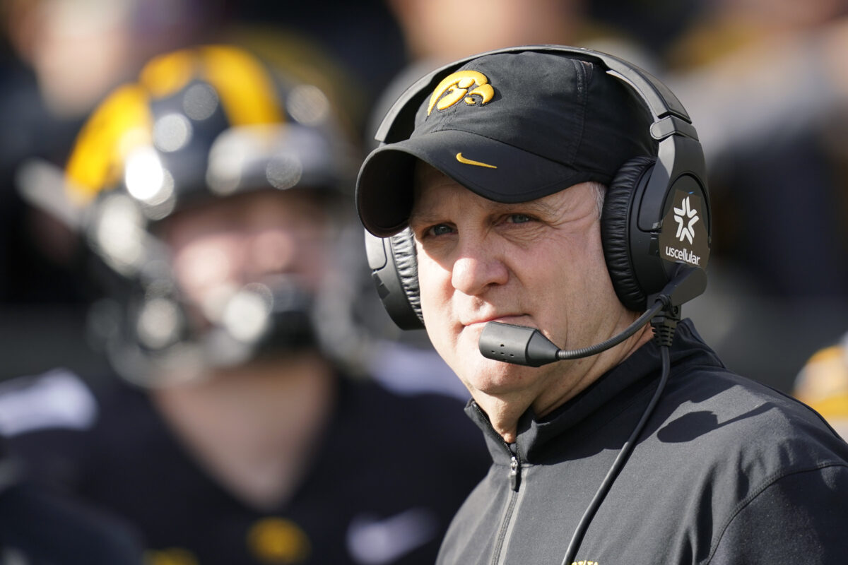 Iowa Hawkeyes defensive coordinator Phil Parker nominated for the Broyles Award