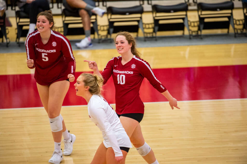 Volleyball team rallies to defeat Ole Miss on road