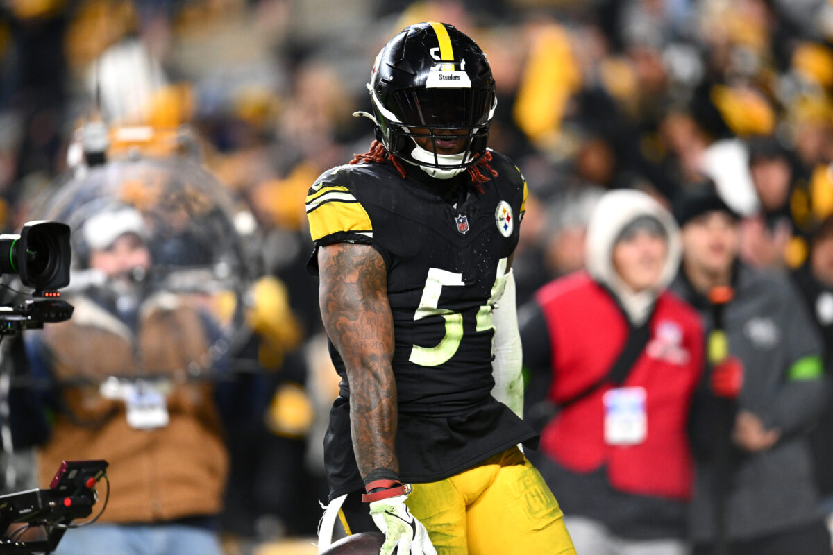 Steelers LB Kwon Alexander heads to locker room after injury