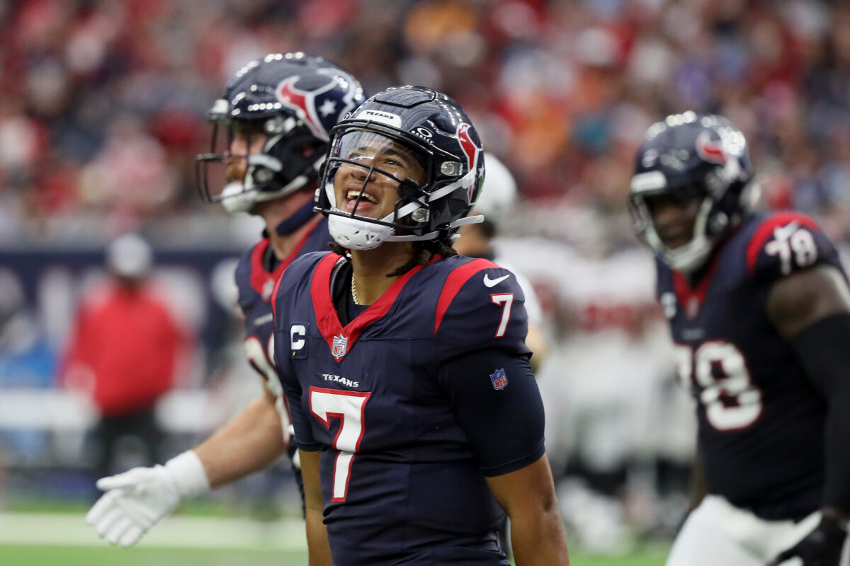 WATCH: Texans QB C.J. Stroud takes a pitch on an end-around against the Bucs