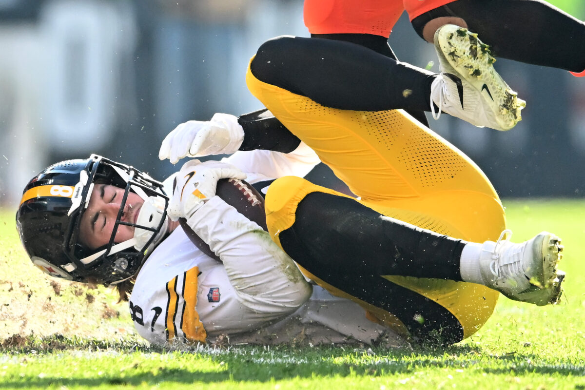 NFL fans blast another horrible outing by Steelers QB Kenny Pickett