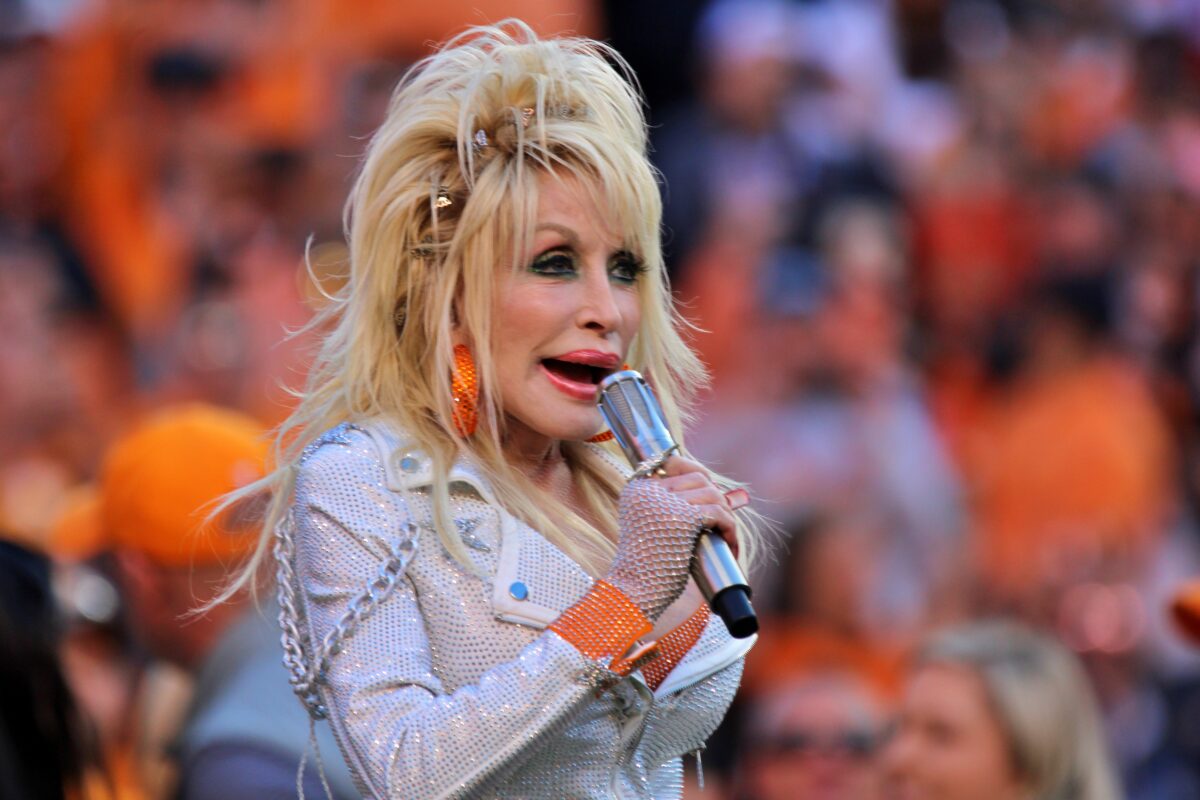 Social media reaction to Dolly Parton performing at Tennessee-Georgia game