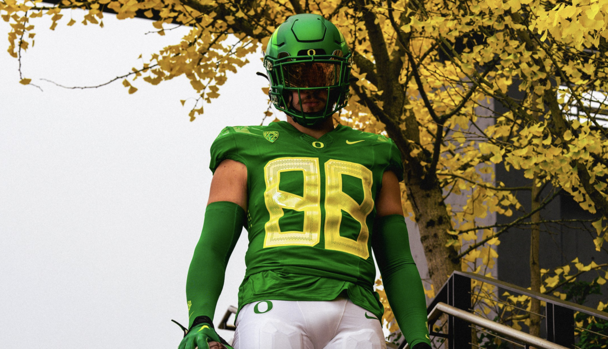 LOOK: Ducks unveil special green and white “4Spence” jersey combo for rivalry game vs. Oregon State