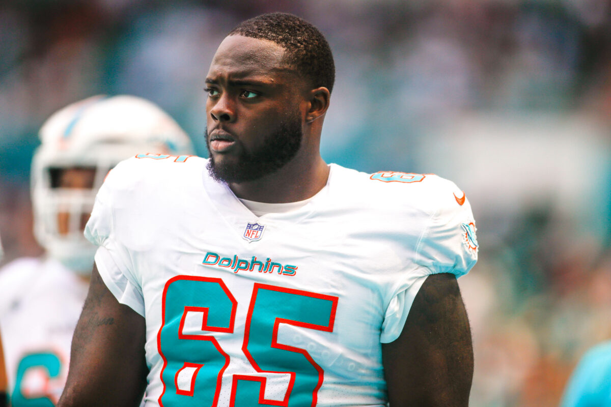 Dolphins LG Robert Jones leaves with injury vs. Chiefs