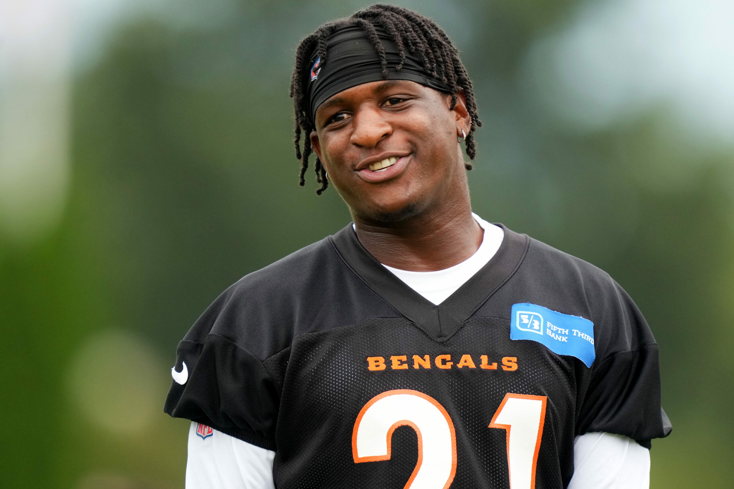 Bengals’ Mike Hilton visits elementary school for good cause