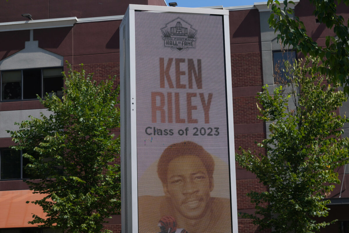 Ken Riley’s family received his Hall of Fame ring at Bengals game