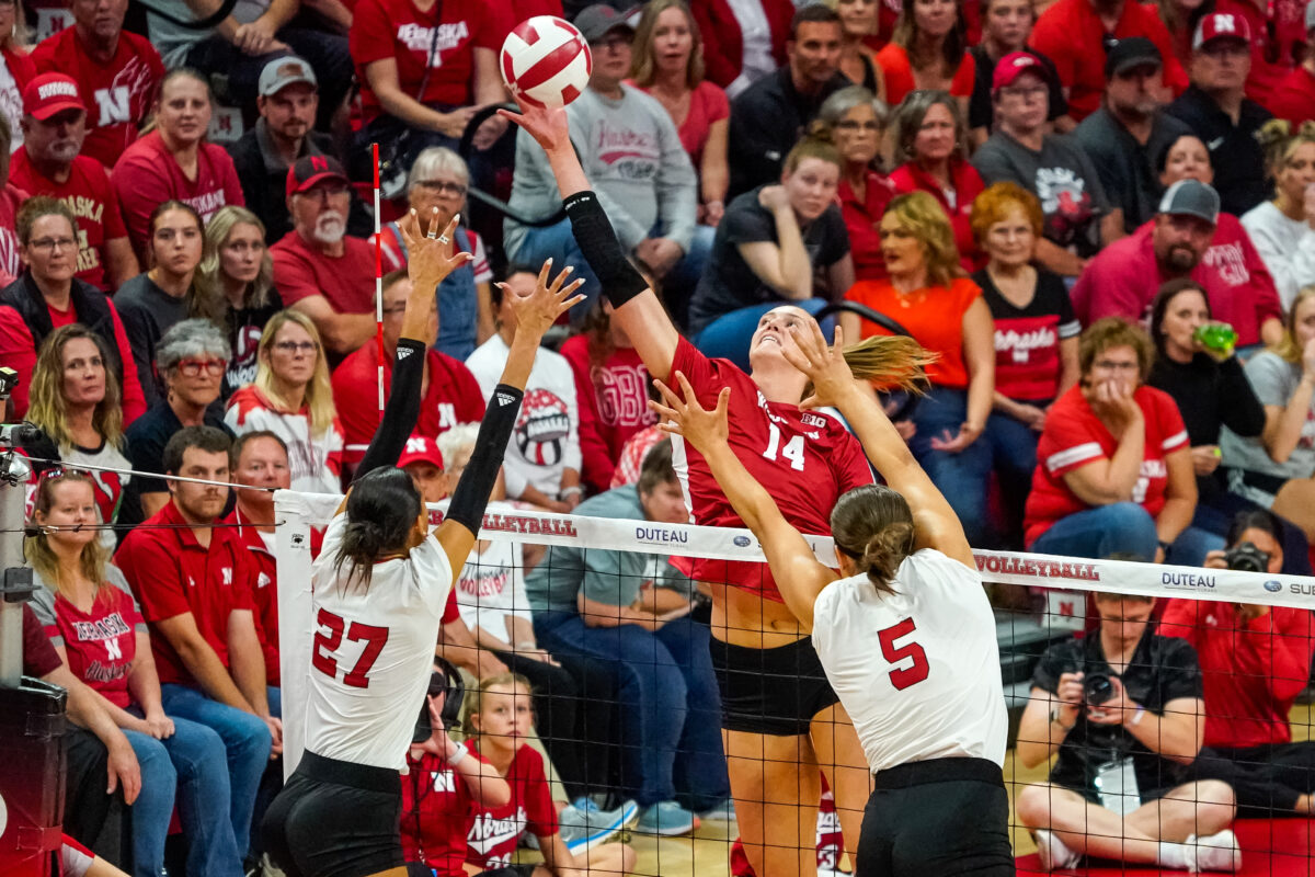Nebraska volleyball earns 25th win with 3-1 victory over Illinois