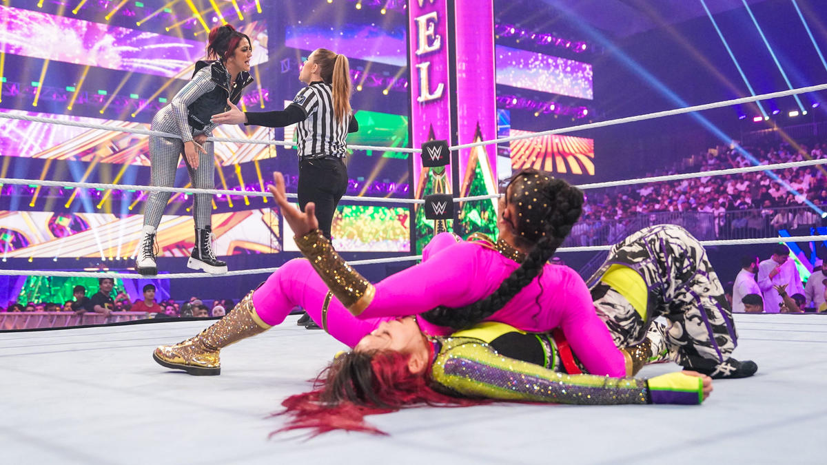 WWE Crown Jewel 2023 results: IYO SKY beats Bianca Belair thanks to a big return