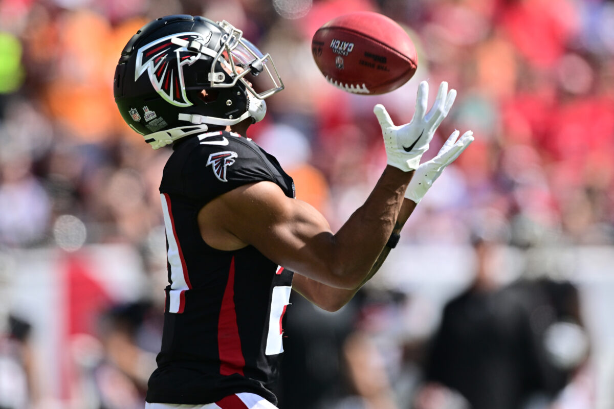 Falcons CB Mike Hughes exits game due to head injury