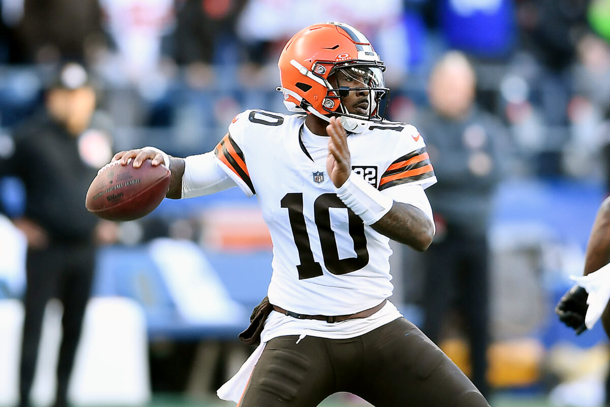 Report: Browns sign QB P.J. Walker to active roster as Dorian Thompson-Robinson injures hip