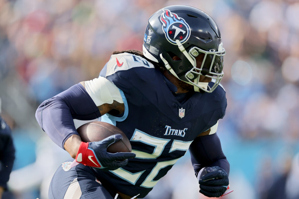 Derrick Henry throws 12-yard TD pass for Titans