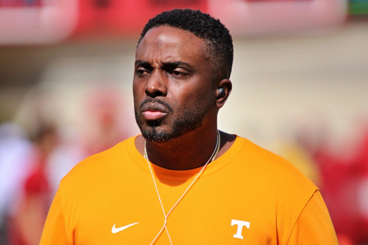 Tim Banks discusses Tennessee’s defensive backs against Iowa
