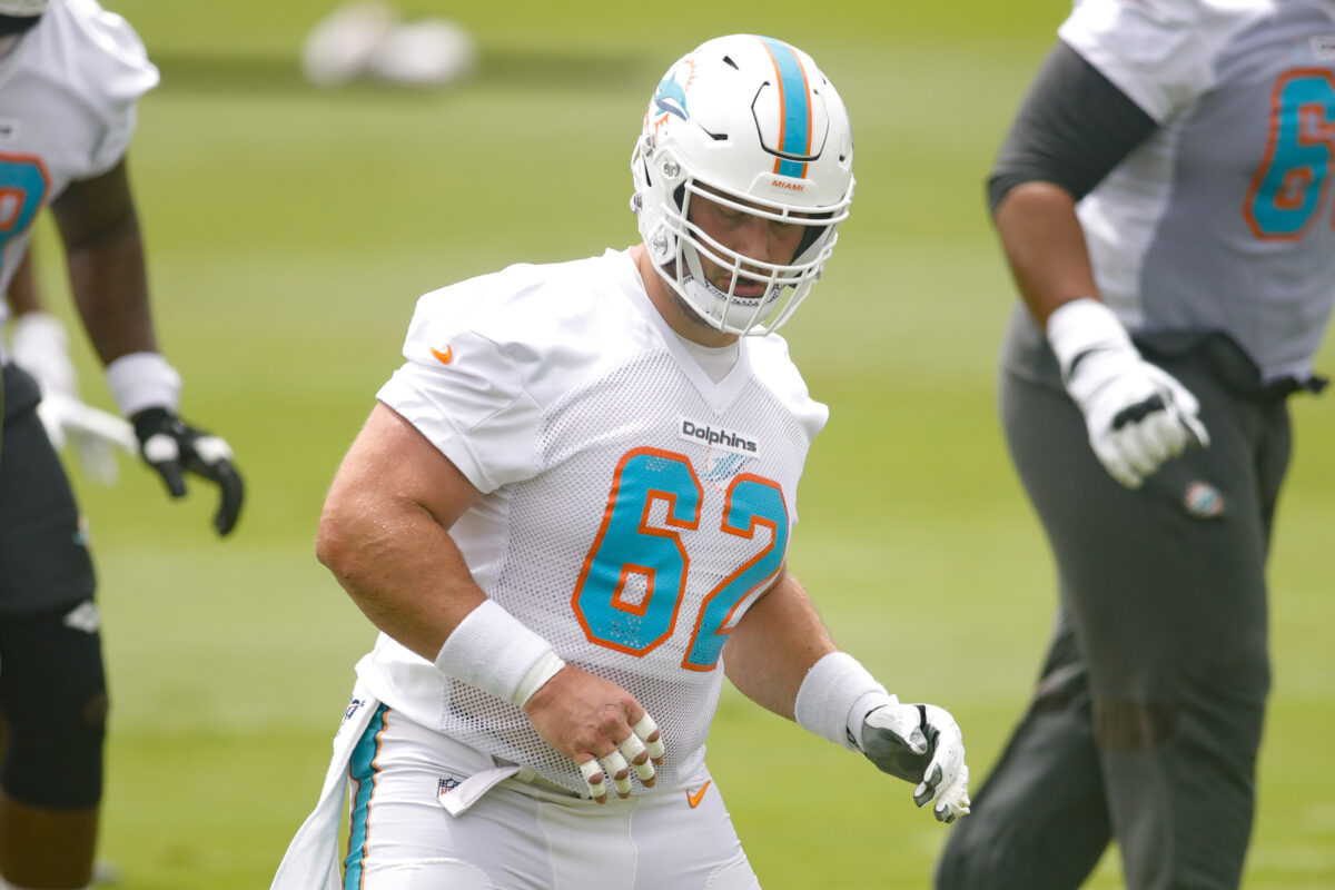 Dolphins sign two offensive linemen on Thursday